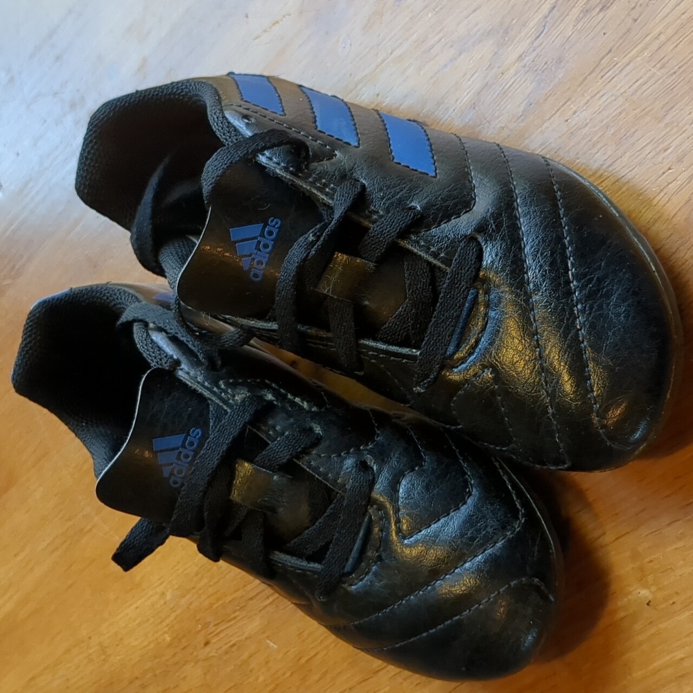 Adidas Soccer cleats like new - kids
